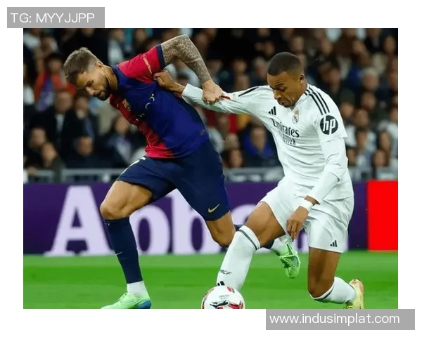 AC米兰大胜皇马五球横扫全场引发争议判罚热议 AC米兰大胜皇马五球横扫全场引发争议判罚热议