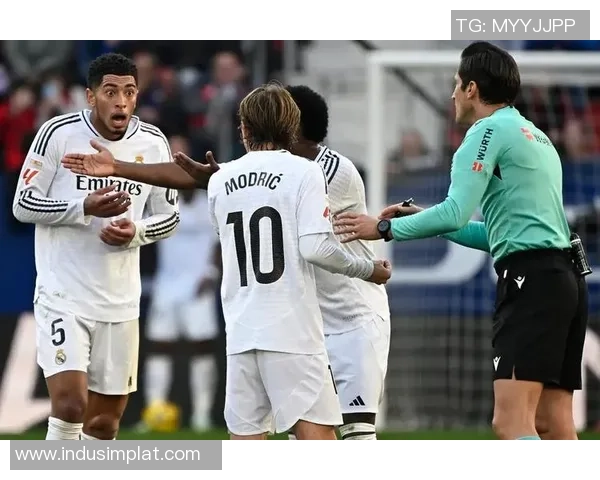 AC米兰大胜皇马五球横扫全场引发争议判罚热议 AC米兰大胜皇马五球横扫全场引发争议判罚热议